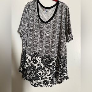 Lularoe Skull Print Iris Tee Xl